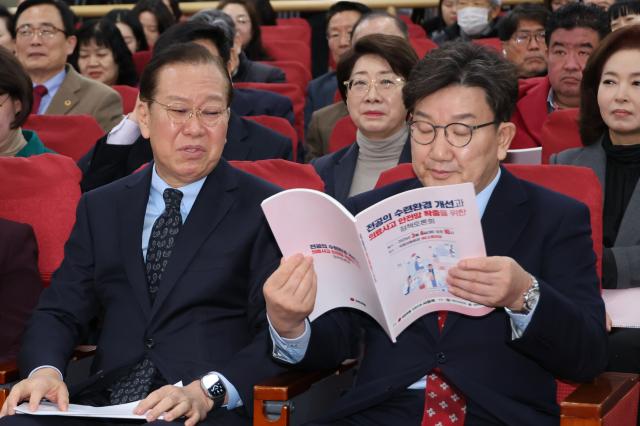 권영세 국민의힘 비상대책위원장이 4일 서울 여의도 국회 의원회관에서 서명옥 의원실 주최로 열린 전공의 수련환경 개선과 의료사고 안전망 확충을 위한 정책토론회에서 권성동 원내대표와 대화하고 있다 사진연합뉴스