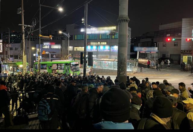 5일 건설 일용직 근로자들이 서울시 구로구 남구로역 인력시장 인근에 모여 일감을 기다리고 있다 사진한승구 기자  