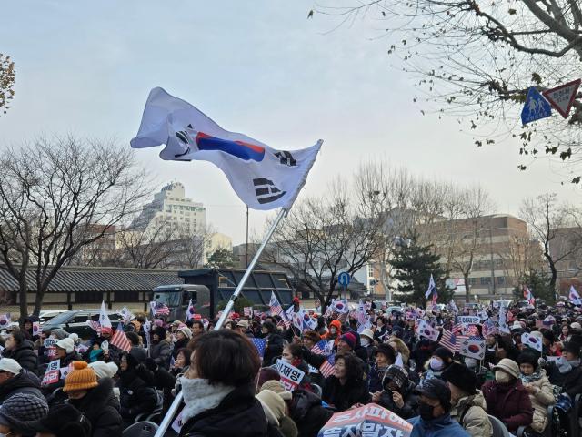 윤석열 대통령 탄핵심판 첫 변론이 열리는 14일 오전 서울 종로구 헌법재판소 인근에서 보수단체들이 탄핵 반대 시위를 하고 있다 사진남가언 기자