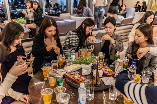 윈저글로벌이 진행한 하이볼 클래스에 대학생들이 참여하는 모습 사진윈저