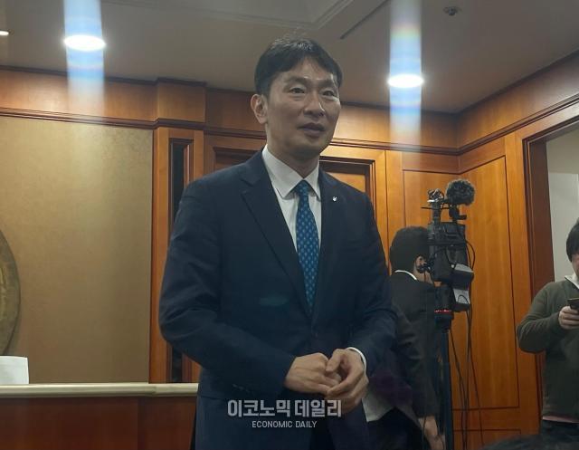 이복현 금융감독원장이 5일 서울 여의도 금융투자협회에서 열린 증권회사 최고경영자CEO 간담회 직후 기자들과 만나 질의응답하고 있다 사진김광미 기자