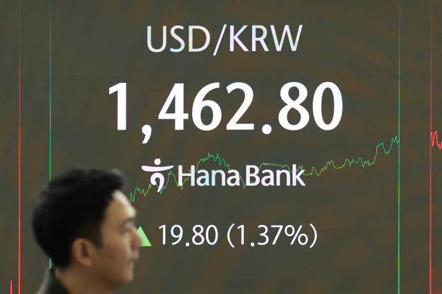 지난달 28일 서울 중구 하나은행 본점 딜링룸에서 딜러들이 업무를 보고 있는 모습 사진연합뉴스