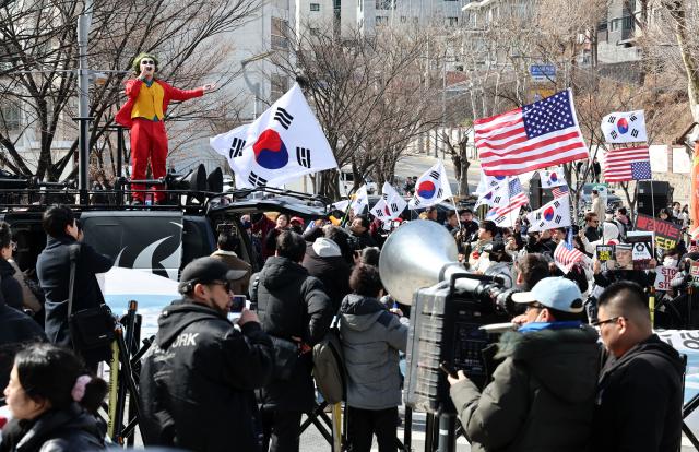 3일 서울 중앙대학교 정문에서 탄핵 찬·반 집회가 열리고 있다사진연합뉴스