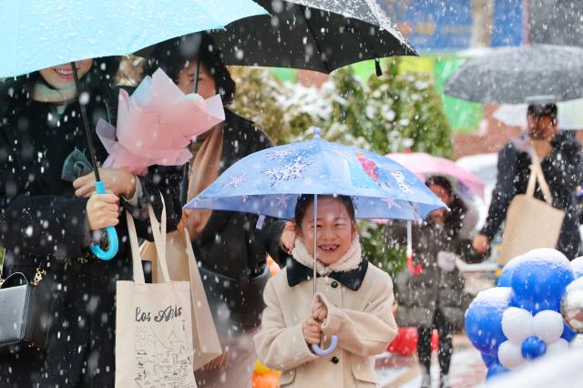 PHOTOS: Elementary school in Seoul welcomes fresh students as spring semester begins