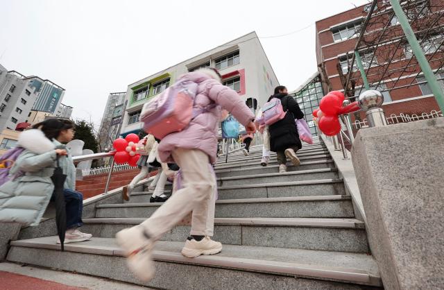 Elementary school students go to school at Ahyun Elementary School in Mapo Seoul Oct 4 2024 AJP Han Jun-gu