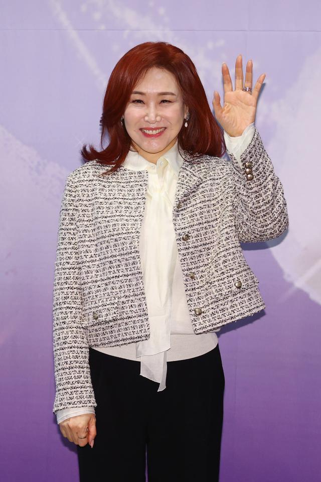 인사하는 가수 주현미 YONHAP
