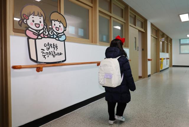 The only new student at Kyodong Elementary School in Incheon moves to the classroom Oct 4 2024 Yonhap