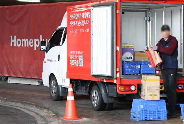 홈플러스 회생절차 신청…매장은 정상 운영
    서울연합뉴스 김성민 기자  홈플러스가 4일 오전 서울회생법원에 기업회생절차 개시를 신청했다 다만 회생절차 신청과 상관없이 홈플러스의 대형마트 익스프레스 온라인 등 모든 채널 영업은 정상적으로 진행된다 
    사진은 이날 서울 시내 한 홈플러스 매장에서 한 직원이 물건을 정리하고 있다 202534
    ksm7976ynacokr2025-03-04 105726Media Only
저작권자 ⓒ ㈜연합뉴스 무단 전재 재배포 금지 AI 학습 및 활용 금지저작권자 ⓒ ㈜연합뉴스 무단 전재 재배포 금지 AI 학습 및 활용 금지