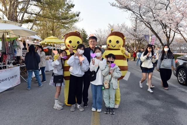 지난해 열린 2024 꽃빛드리 축제에서 정성주 김제시장이 참석자들과 기념촬영을 하고 있다사진김제시