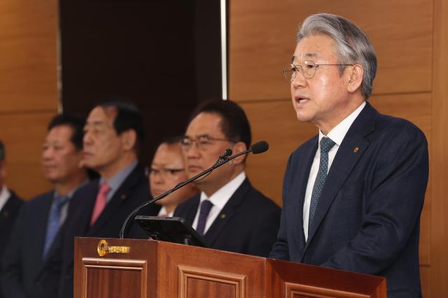 강호동 농협중앙회장이왼쪽에서 5번째 6일 정부세종청사 농림축산식품부 기자실에서 취임 1주년 성과와 앞으로의 계획에 대해 발언하고 있다사진농협중앙회
