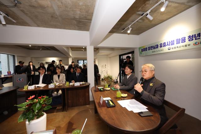 청도군이 송미령 농림축산식품부 장관과 가진 농촌공간 재생 정책현장 간담회 모습김하수 청도군수오른쪽가 질문에 답하고 있다 사진청도군