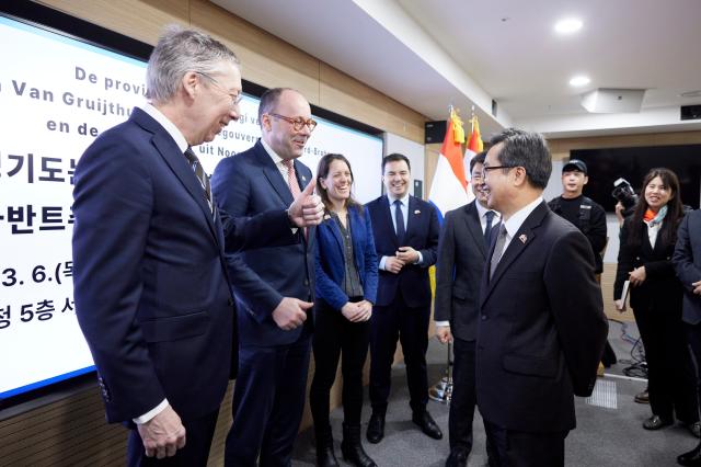 6일 오전 경기도청 서희홀에서 김동연 경기도지사가 마르테인 반 그뢰위트하위센Martijn Van Gruijthuijsen 노르트브라반트주 부지사Vice governor와 인사를 하고 있다 사진경기도