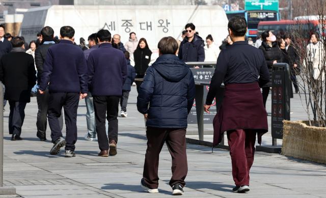 서울의 낮 기온이 최고 10도까지 올라가는 등 포근한 날씨를 보이는 지난 2월  14일 시민들이 서울 종로구 광화문광장을 걷고 있다 사진연합뉴스