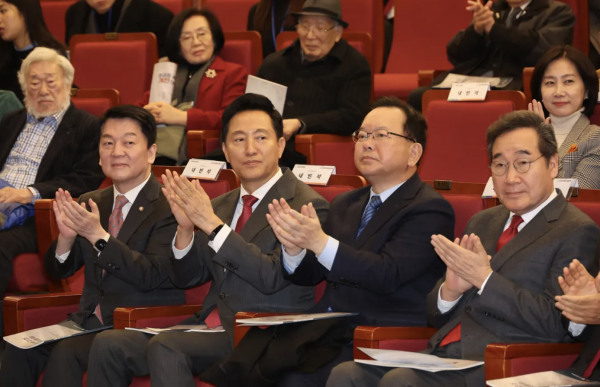 6일 국회 도서관에서 열린 ‘분권형 권력구조 개헌 대토론회’에 안철수 국민의힘 의원왼쪽부터 오세훈 서울시장 김부겸 전 국무총리 이낙연 전 국무총리가 참석해 있다 사진연합뉴스