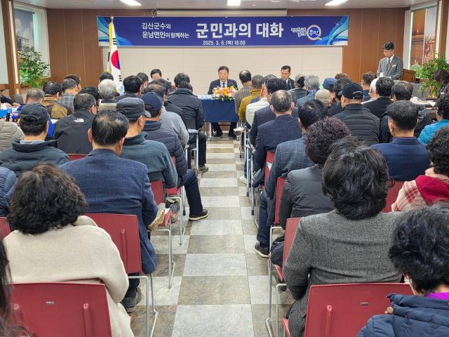 김산 전남 무안군수가 군민과의 소통을 위해 마련한 ‘군민과의 대화’가 뜨거운 관심 속에 진행되고 있다사진김옥현기자