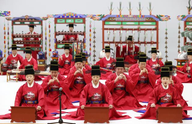 25일 서울 서초구 국립국악원 정악단 연습실에서 열린 행악과 보허자 공연 제작발표회에서 정악단원들이 공연 일부를 시연하고 있다 이 공연에서는 노랫말이 없는 보허자 3장의 창사唱詞를 AI 기술을 통해 창작해 들려준다 사진연합뉴스 