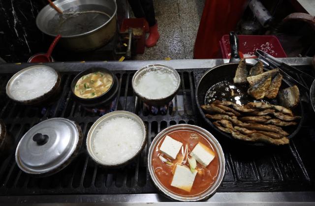 주문과 동시에 올려진 냄비밥과 찌개