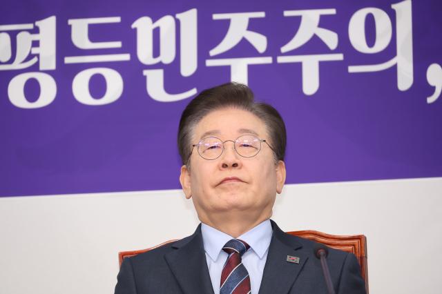 이재명 더불어민주당 대표가 7일 국회에서 열린 최고위원회의에서 발언을 듣고 있다 사진연합뉴스