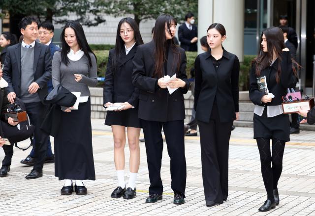 걸그룹 뉴진스NJZ가 7일 서울 서초구 서울중앙지방법원에서 열린 기획사 지위보전 및 광고계약 체결 등 금지 가처분 신청의 심문기일을 마친 뒤 법원 청사를 나서고 있다사진연합뉴스