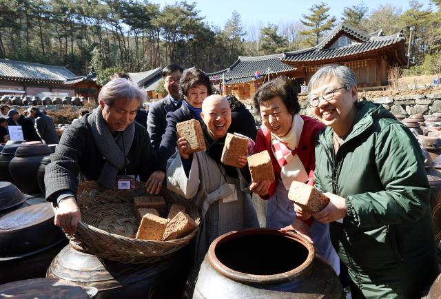 전남 담양군 기순도 장고醬庫에서 2월18일 장 담그기 행사를 하고 있다 YONHAP