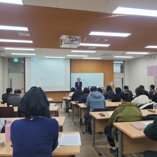 최인선 순천대학교 사학과 교수가 순천학 문화강좌를 진행 하고 있다 사진박기현 기자