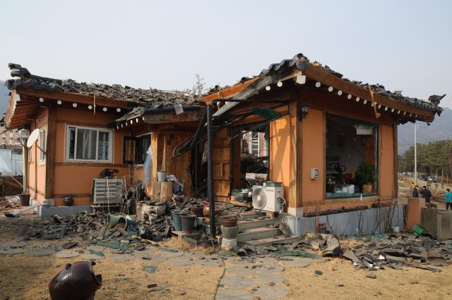 7일 오후 경기도 포천시 이동면 노곡리 공군 전투기 오폭 사고 현장에서 파손된 민가 모습 사진연합뉴스
   