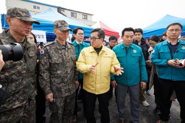 7일 오후 김동연 경기도지사가 포천시 이동면 노곡리 낭유대교 인근의 폭탄 오발사고 현장점검을 하고 있다 사진경기도