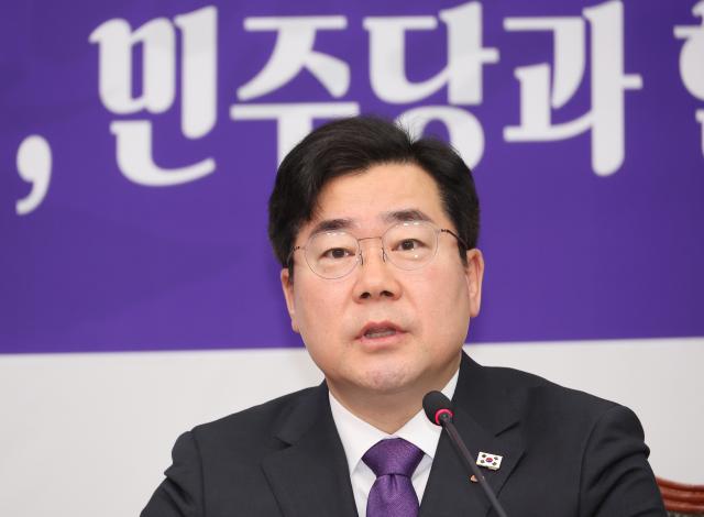 박찬대 더불어민주당 원내대표가 7일 국회에서 열린 최고위원회의에서 발언하고 있다 사진연합뉴스