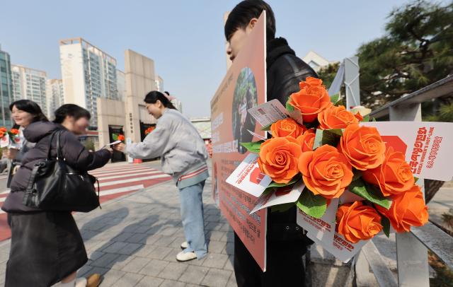 3·8 세계 여성의 날을 하루 앞둔 7일 서울 성북구 동덕여자대학교 앞에서 한국여성의전화 관계자들이 학생들에게 장미꽃을 주고 있다 사진연합뉴스