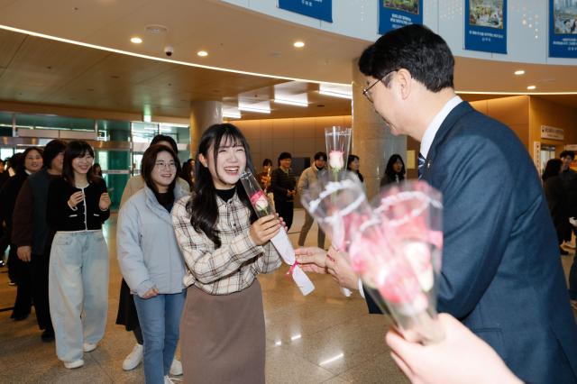 정명근 화성특례시장이 여성의 날을 맞아 시청에서 여성 공직자에게 빵과 장미를 선물하고 있다 사진화성시