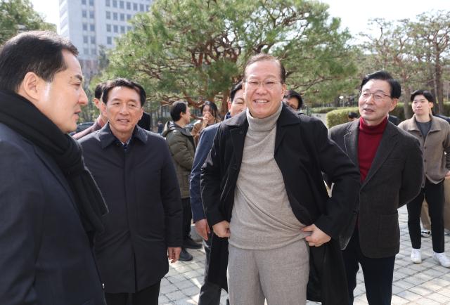 권영세 국민의힘 비상대책위원장이 8일 서울 대검찰청 앞에서 열린 비상의원총회에 앞서 의원들과 대화하고 있다 사진연합뉴스