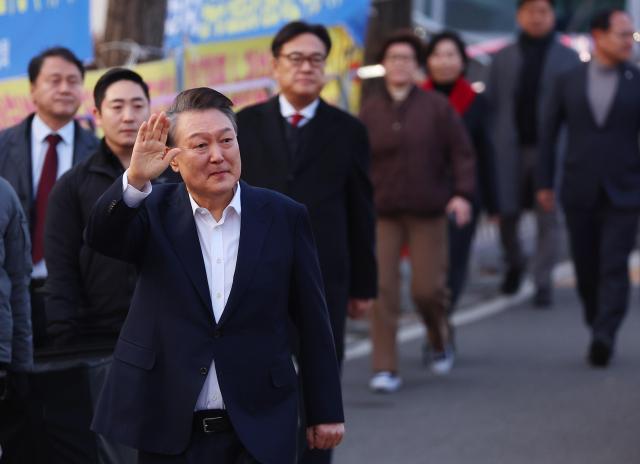 석방된 윤석열 대통령이 8일 경기도 의왕시 서울구치소를 나서며 차에서 내려 지지자들에게 인사하고 있다 202538 사진연합뉴스