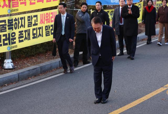 석방된 윤석열 대통령이 8일 경기도 의왕시 서울구치소 앞에서 경호차량에서 내려 지지자들에게 인사하고 있다 202538 사진연합뉴스