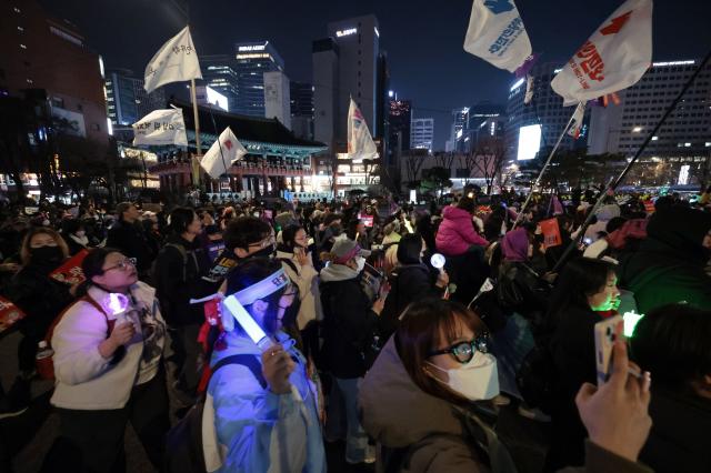 8일 서울 종로구 종로1가 교차로 일대에서 윤석열 대통령 파면 촉구 범국민대회를 마친 시민과 참가자들이 행진을 하고 있다 사진연합뉴스