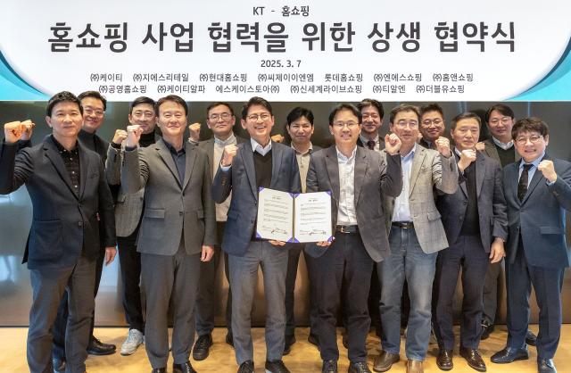 KT는 7일 서울 종로구 KT 광화문 East 사옥에서 국내 홈쇼핑사 12곳과 IPTV와 홈쇼핑 산업 발전을 위한 상생 협약을 체결했다고 9일 밝혔다 사진은 KT IPTV 사업본부장 최광철 상무앞줄 왼쪽부터 3번째와 홈쇼핑사 12곳의 임원들이 협약을 체결하고 기념 사진을 촬영하고 있다사진KT