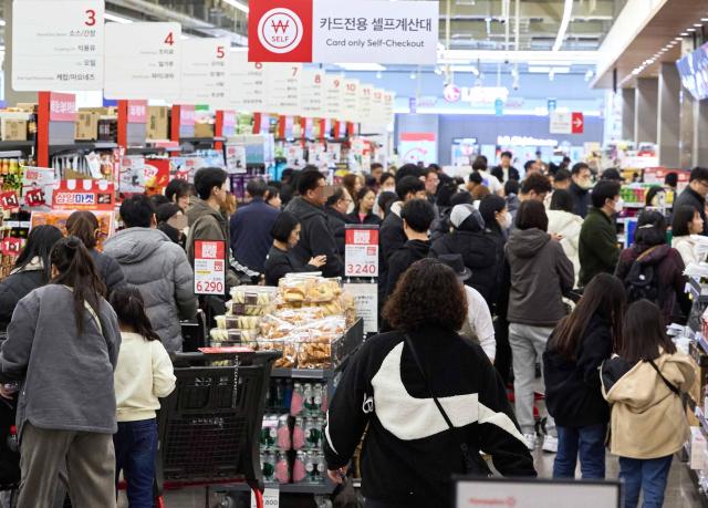 서울 강서구 강서점에서 고객이 쇼핑하는 모습 사진홈플러스