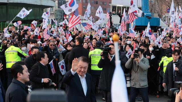 서울구치소에서 석방된 윤석열 대통령이 8일 서울 한남동 관저 앞에 도착 차량에서 내려 지지자들을 향해 인사하고 있다 사진연합뉴스