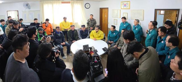 7일 오후 김동연 경기도지사가 포천시 마을회관을 방문해 주민 간담회를 하고 있다 사진경기도