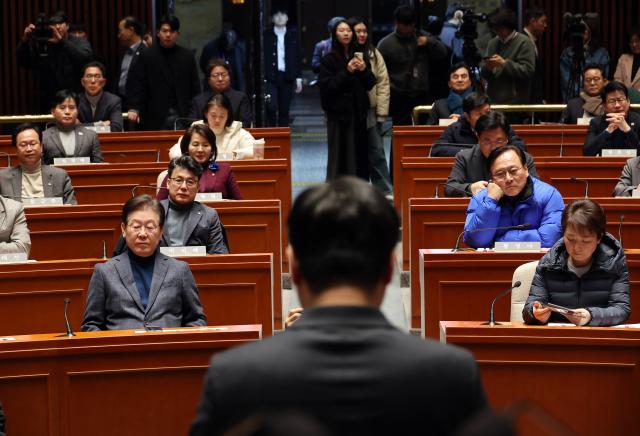 박찬대 더불어민주당 원내대표가 8일 서울 여의도 국회에서 속개된 비상 의원총회에서 발언하고 있다 사진연합뉴스