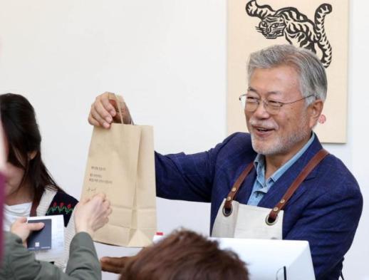 尹锡悦获释意外的幸运 文在寅书店发帖秒删