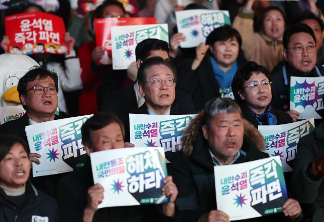 이재명 더불어민주당 대표가 9일 서울 경복궁역 인근에서 열린 ‘윤석열 즉각퇴진·사회대개혁 비상행동 대통령 탄핵 촉구 집회’에 참석해 구호를 외치고 있다 사진연합뉴스