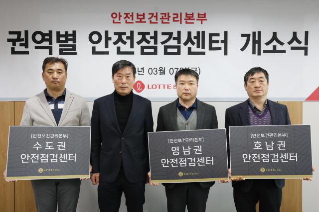 박영천 롯데건설 안전보건관리본부장왼쪽 둘째이 권역 안전점검센터 센터장들과 기념촬영을 하고 있다사진롯데건설