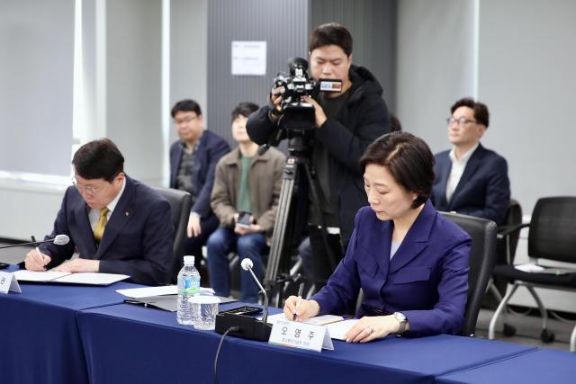 오영주 중소벤처기업부 장관이 10일 서울 중구 여신금융협회에서 열린 '소상공인·전통시장 소비촉진 활성화를 위한 업무협약식'에서 협약서에 서명하고 있다. [사진=중소벤처기업부]
