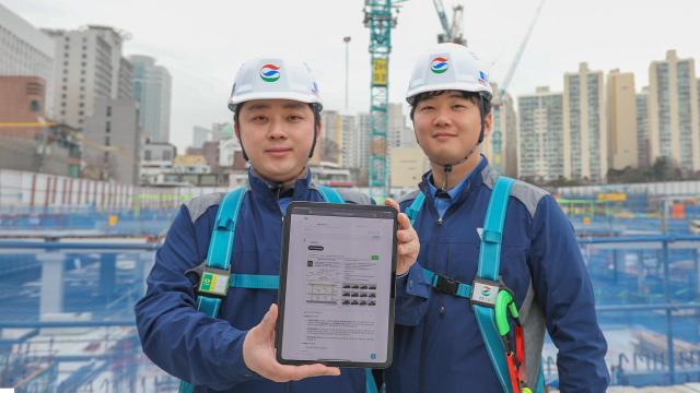 GS건설에서 개발한 AI기반 공사 매뉴얼 ‘자이북’을 현장에서 사용하고 있는 모습사진GS건설