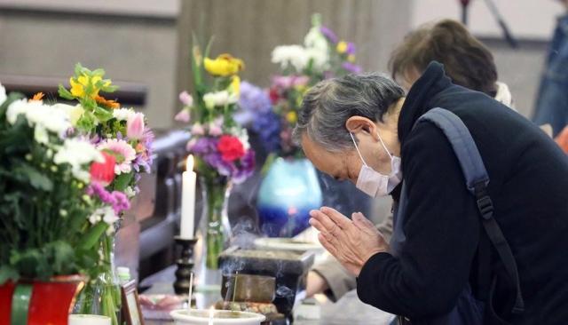 도쿄대공습 71주년을 계기로 지난 2016년 일본 도쿄도東京都 스미다墨田구 소재 도쿄도위령당에서 열린 조선인 희생자 추도회 참가자가 분향 후 합장하고 있다 사진연합뉴스