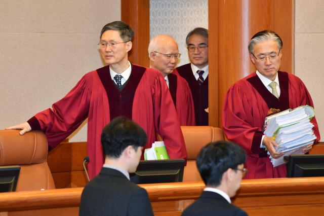 문형배 헌법재판소장 권한대행을 비롯한 재판관들이 25일 서울 종로구 헌법재판소에서 열린 윤석열 대통령 탄핵심판 11차 변론기일에 입장하고 있다 2025225 사진연합뉴스 공동취재단