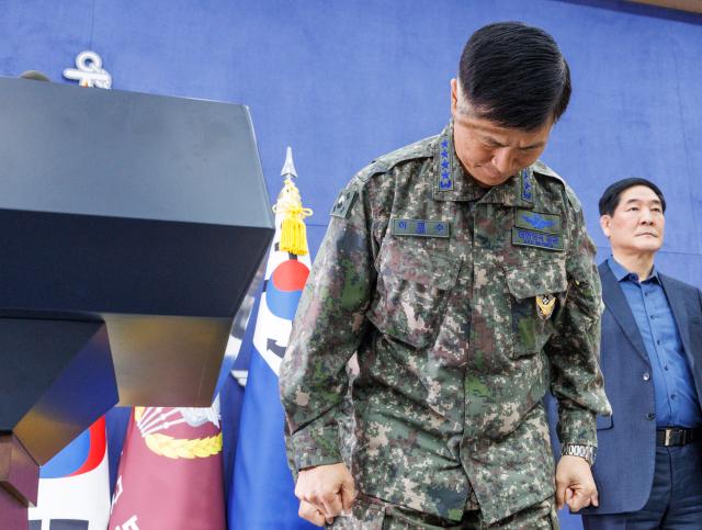 이영수 공군 참모총장이 10일 서울 용산구 국방부에서 열린 공군 KF-16 전투기 오폭사건 기자회견에서 고개 숙여 사과하고 있다 사진연합뉴스