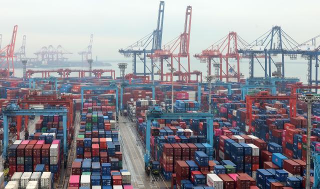 Falling freight rates pressuring South Korean shipping, aviation sectors