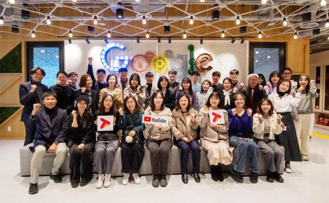 지난달 2월 역삼동 구글코리아 사무실에서 진행된 오프라인 강의에 참석한 교사크리에이터협회 소속 교사 크리에이터들이 단체 사진을 촬영하고 있다사진구글코리아