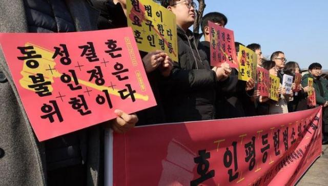 지난달 14일 서울 종로구 헌법재판소 앞에서 동성결혼 불인정 위헌법률심판제청신청 기각에 따른 헌법소원심판 제기 기자회견을 하는 성소수자차별반대 무지개행동과 민변 공익인권변론센터 관계자들 사진연합뉴스